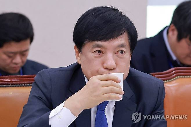 물 마시는 더불어민주당 이성윤 의원 (서울=연합뉴스) 신현우 기자 = 더불어민주당 이성윤 의원이 11일 국회에서 열린 법제사법위원회 전체회의에서 목을 축이고 있다. 2026.2.11 nowwego@yna.co.kr