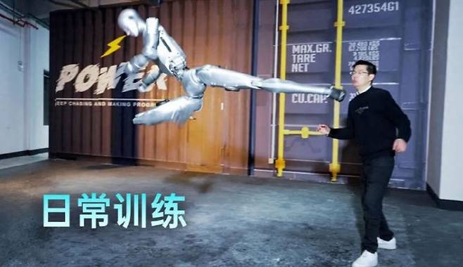 중국 유니트리의 휴머노이드 로봇 'H2'의 훈련 영상(사진=웨이보 갈무리)