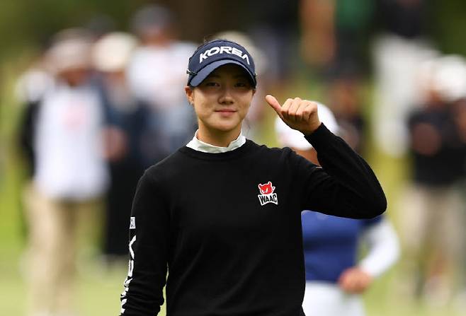 여자 골프 국가대표 양윤서가 14일 열린 WAAP 3라운드 경기 도중 카메라를 향해 엄지를 들어 올리고 있다. (사진=WAAP)