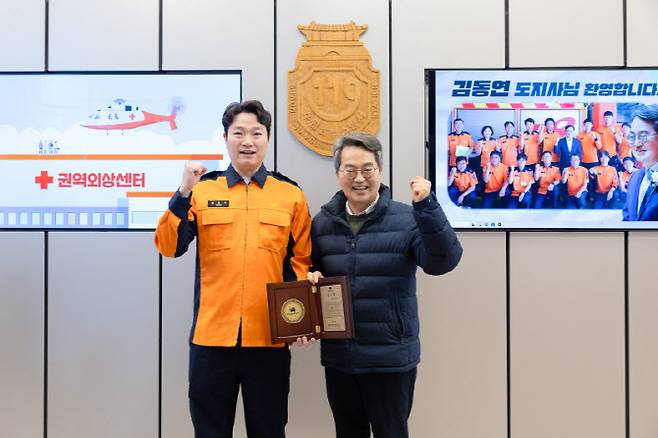 14일 명절 근무자 격려차 수원남부소방서를 방문한 김동연 경기도지사에게 정용우 미래소방연합 위원장이 미지급 수당 문제 해결에 대한 감사패를 전달하고 있다.(사진=경기도)