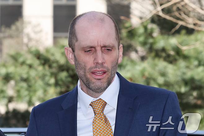 해롤드 로저스 쿠팡 한국법인 임시 대표가 6일 오후 마포구 서울경찰청 광역수사단 반부패수사대에서 국회에서의 증언·감정 등에 관한 법률 위반 혐의 등 관련 2차 조사를 받기 위해 출석하고 있다. 2026.2.6 ⓒ 뉴스1 안은나 기자