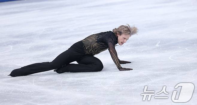 미국 피겨선수 일리야 말리닌이 13일(현지시간) 이탈리아 밀라노 아이스 스케이팅 아레나에서 열린 2026 밀라노·코르티나담페초 동계올림픽 피겨 스케이팅 남자 싱글 프리 스케이팅에서 연기를 펼치다 넘어지고 있다. 2026.2.14 ⓒ 뉴스1 김성진 기자