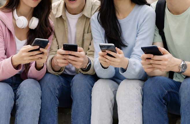 스마트폰을 들고 있는 사람들을 AI로 추출한 이미지