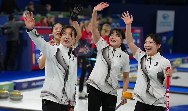 영국전서 승리한 여자 컬링 대표팀. 연합뉴스