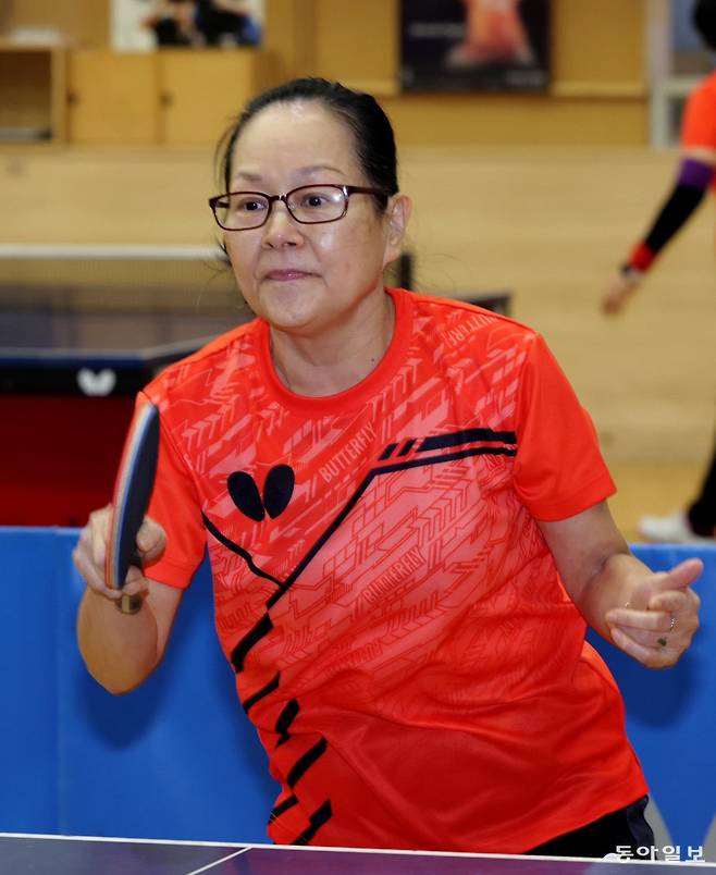 김석순 씨가 서울 강동구 코리아탁구체육관에서 남편 이동명 씨와 탁구 치고 있다. 변영욱 기자 cut@donga.com