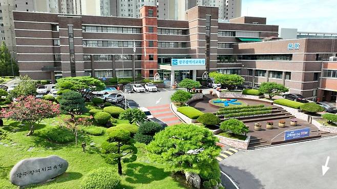 광주광역시교육청<사진>은 학교생활에 필요한 교육비를 지원하는 '꿈드리미' 대상을 올해부터 광주지역 모든 중·고등학생으로 확대한다고 14일 밝혔다. 광주광역시교육청 제공