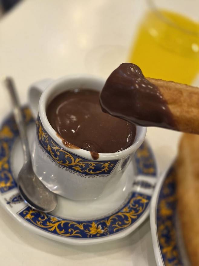 스페인 그라나다의 한 추로스 가게. 초콜릿은 매우 달아 보이지만 생각보다 묽은 맛이며, 그래서 질리지 않고 많이 먹을 수 있다.