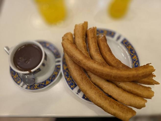 또 다른 그라나다의 한 가게. 우리가 익히 떠올리는 추로스보다는 약간 한국의 대창(?)처럼 생겼다는 생각을 했다. 물론 바삭하고 훌륭한 맛이다.