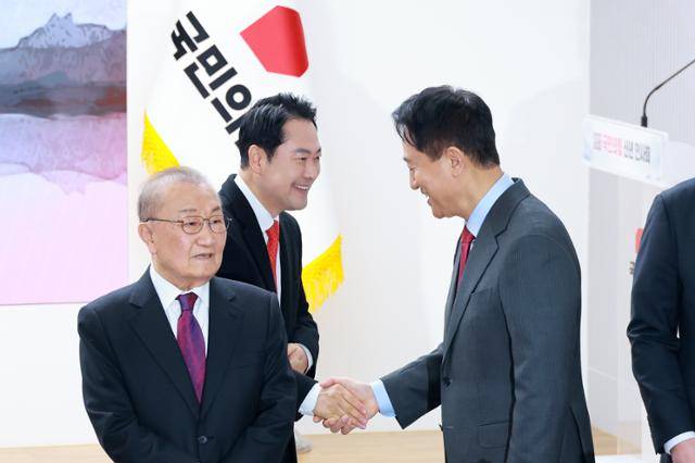 장동혁(가운데) 국민의힘 대표와 오세훈 서울시장이 1월 1일 서울 여의도 중앙당사에서 열린 신년인사회에 참석해 인사하고 있다. 맨 왼쪽은 상임고문인 장경우 전 의원. 연합뉴스