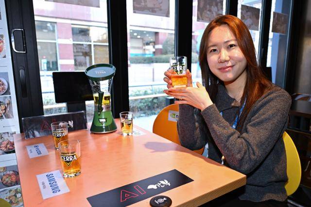 지난달 27일 서울 강남구 깐부치킨 삼성점의 젠슨 황 엔비디아 CEO 등이 앉았던 자리에서 강혜지 하이트진로 주임이 직접 만든 소맥을 들고 있다. 강 주임은 지난해 10월 30일 황 CEO, 이재용 삼성전자 회장, 정의선 현대차그룹 회장의 '치맥 회동' 때 소맥타워로 소맥을 직접 제조하고 소개해 화제를 모았다. 강예진 기자