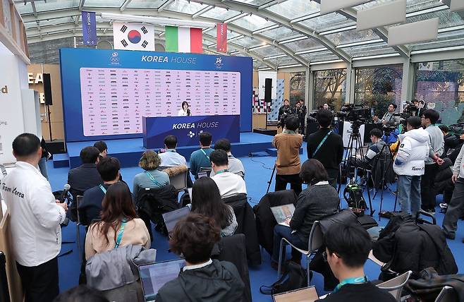 (밀라노=뉴스1) 김성진 기자 = 스노보드 여자 하프파이프에서 금메달을 차지한 최가온이 14일(현지시간) 이탈리아 밀라노의 빌라 네키 캄필리오(Villa Necchi Campiglio)에 마련된 코리아하우스에서 열린 기자회견에서 취재진의 질문에 답하고 있다. 2026.2.14/뉴스1