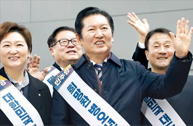 < 민주, 고향가는 길 배웅 > 정청래 더불어민주당 대표가 설 연휴를 앞둔 13일 서울 용산역에서 귀성객에게 인사하고 있다. 앞줄 왼쪽부터 이언주 최고위원, 정 대표, 한병도 원내대표. /이솔 기자