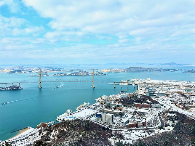 유달산 일등바위에 오르면 목포 시내와 섬들을 잇는 다리까지 한눈에 조망할 수 있다.