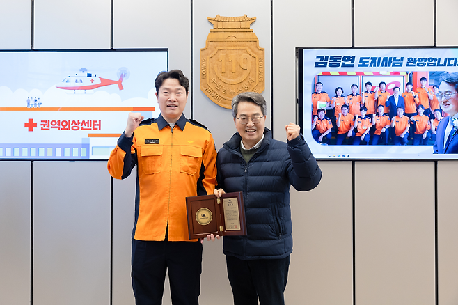 정용우 미래소방연합노동조합 위원장과 김동연 경기지사(오른쪽)가 14일 기념촬영을 하고 있다. 미래소방연합노동조합 제공