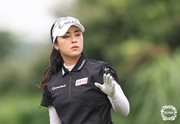 홀 공략을 고심하고 있는 윤이나. 사진 제공=KLPGA