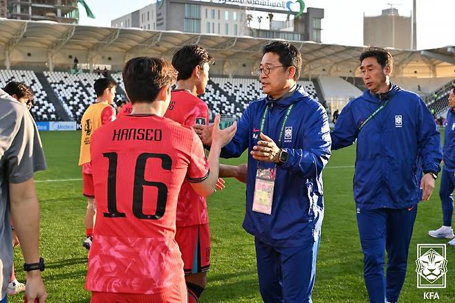 지난달 2026 AFC U-23 아시안컵 사우디아라비아전 0-0 무승부 이후 선수들과 인사하고 있는 이민성 감독. /사진=대한축구협회 제공