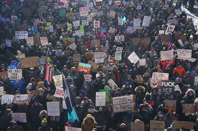 1월 25일 미국 미네소타주 미니애폴리스에서 시민들이 이민세관단속국(ICE) 총격으로 알렉스 프레티가 사망한 것에 항의하고 있다. 뉴시스