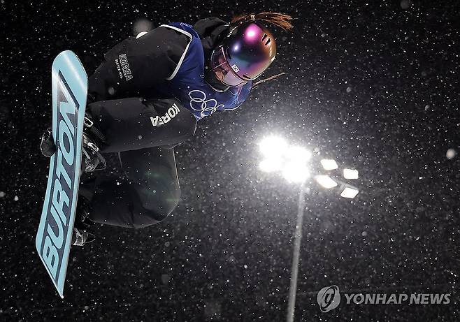 하프파이프 최가온 결선 1차 시기 (리비뇨=연합뉴스) 류영석 기자 = 12일(현지시간) 이탈리아 리비뇨 스노파크에서 열린 2026 밀라노·코르티나담페초 동계 올림픽 스키 스노보드 여자 하프파이프 결선에서 최가온이 1차 시기 묘기를 선보이고 있다. 2026.2.13 ondol@yna.co.kr