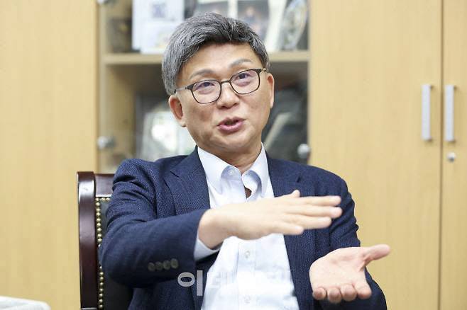 오문성 한양여대 세무회계학과 교수 △1960년 부산 출생 △서강대 경영학 학사 △서울대 대학원 경영학(회계학) 석사 △고려대 대학원 법학(조세법) 박사 및 경영학(회계학) 박사 △성균관대 국정전문대학원 행정학 박사과정 수료 △가톨릭대 상담심리대학원 심리학 석사 △서강대 정보통신대학원 공학석사(블록체인전공) △공인회계사, 세무사, 증권분석사 △한국조세정책학회 회장 △한국납세자연합회 명예회장 △조세심판원 비상임심판관 △기획재정부 세제발전심의위원 △해양수산과학기술진흥원 비상임이사 △한국자산관리공사 기업회생지원위원회 위원장 △전 국세청 국세정보공개심의위원회 위원장 △전 국세청 국세행정개혁위원회 본위원 △전 국세청 국세심사위원 △전 한국도로공사 비상임이사 △전 국회미래연구원 이사 △블록체인 유튜브 오문성의 Pick Show 운영 중. (사진=이영훈 기자)