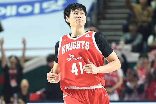 서울 SK 오세근은 15일 서울 잠실학생체육관에서 열린 2025-26 프로농구 안양 정관장전에서 16점 5리바운드로 활약해 팀의 80-77 승리를 이끌었다. (KBL 제공)