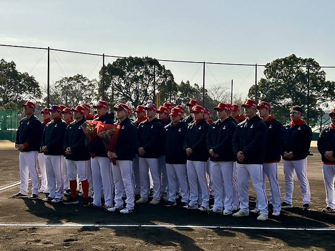 SSG 퓨처스팀이 26일 일본 미야자키현 아야초에서 열린 스프링캠프 환영행사에 참여했다. 사진 | SSG 랜더스