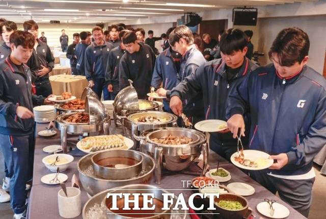 롯데 자이언츠 선수들이 대만 타이난 전지훈련지에 특송된 음식을 담고 있다. 롯데는 선수 4명의 도박장 출입으로 팀 분위기가 땅에 떨어졌다. /롯데 자이언츠
