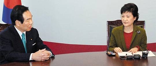 박근혜 대통령 당선인이 2013년 1월 4일 서울 종로구 통의동 금융감독원연수원 건물에 마련된 당선인 접견실에서 일본 아베 신조 총리의 특사로 방한한 누카가 후쿠시로 한일의원연맹 간사장을 접견하고 있다. 박 대통령은 이날 누카가 특사에게 '무신불립'을 강조했다./조선일보