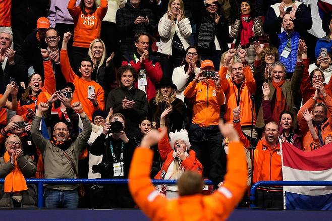 옌스 판트 바우트(네덜란드)가 14일(현지시간) 남자 1500m 금메달을 확정한 뒤 경기장을 찾은 네덜란드 팬들을 향해 손을 흔들고 있다. 밀라노=AP 뉴시스