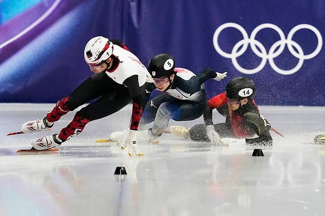 준결선을 1위로 통과한 캐나다의 윌리엄 단지누(왼쪽)는 결선에서는 5위에 그치며 1000m에 이어 1500m에서도 메달을 기록하지 못했다. 밀라노=AP 뉴시스