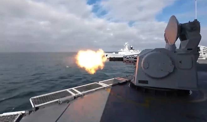 중국군이 지난해 12월 29일부터 이틀간 군용기와 함정을 대거 동원해 대만을 포위하는 형식의 대규모 군사훈련을 실시한 가운데, 발사된 로켓포 27발이 대만 접속수역 인근에 떨어진 것으로 알려졌다. 30일 중국군이 ‘정이스밍(정의사명)-2025’ 훈련을 실시하는 가운데 구축함에서 포탄이 발사되는 모습. 사진=뉴시스