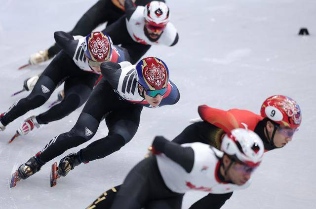 황대헌(앞에서 세 번째)과 신동민(앞에서 네 번째)이 15일 이탈리아 밀라노 아이스 스케이팅 아레나에서 열린 2026 밀라노·코르티나담페초 동계올림픽 쇼트트랙 남자 1,500m 결선에서 나란히 레이스를 펼치고 있다. 밀라노=뉴스1
