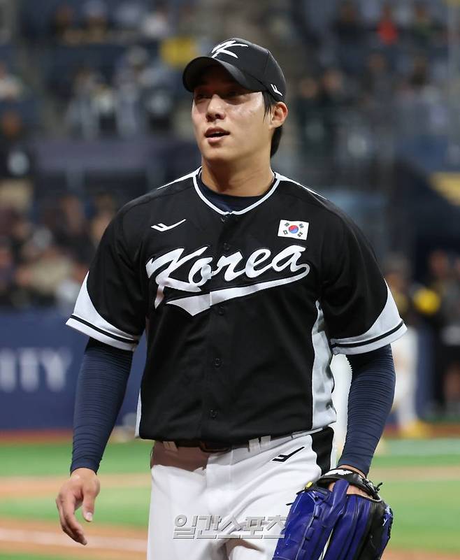 한국에서 사상 최초로 열리는 미국프로야구 메이저리그(MLB) 정규시즌 개막전을 앞두고 17일 오후 서울 고척스카이돔에서 샌디에이고 파드리스와 한국야구대표팀이 스페셜매치를 펼쳤다. 대표팀 원태인이 4회 샌디에이고 공격을 막고 들어오고있다. 고척돔=정시종 기자 capa@edaily.co.kr /2024.03.17.