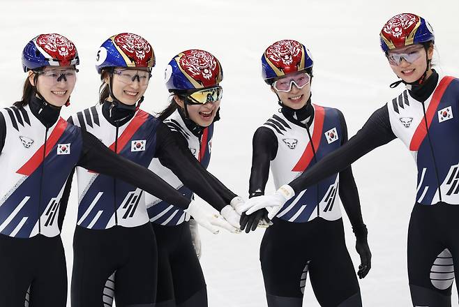 2026 밀라노-코르티나담페초 동계올림픽 개막을 이틀 앞둔 4일(현지시간) 밀라노 아이스스케이팅 아레나에서 훈련을 마친 한국 쇼트트랙 여자 선수들이 기념사진을 찍고 있다. 오른쪽부터 심석희, 이소연, 김길리, 최민정, 노도희. 연합뉴스