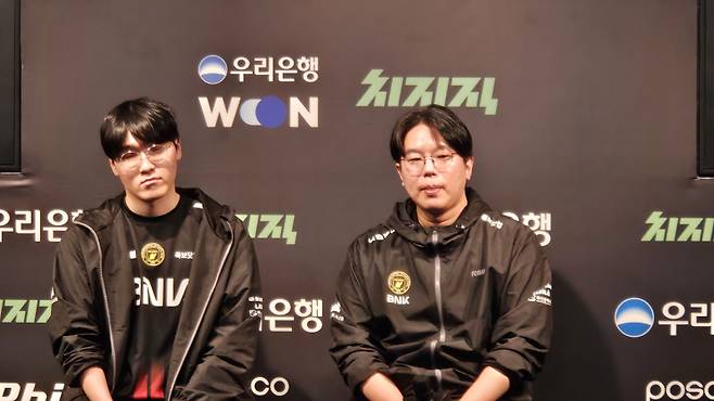 ‘켈린’ 김형규(왼쪽)와 박준석 BNK 피어엑스 감독이 15일 오후 5시 서울 종로구 치지직 롤파크 LCK 아레나에서 열린 ‘2026 LCK컵’ 플레이오프 2라운드 T1와 경기가 끝난 뒤 기자회견에 참석하고 있다. 송한석 기자