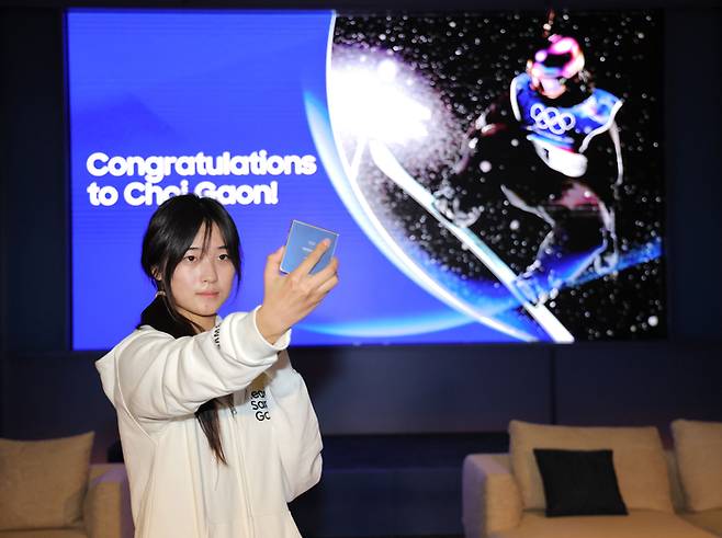 2026 밀라노·코르티나 동계올림픽 스노보드 여자 하프파이프에서 금메달을 획득한 최가온이 14일(현지시간) 이탈리아 밀라노 팔라초 세르벨로니에 마련된 삼성 하우스에서 열린 인터뷰 세션을 마친 뒤 셀피 촬영을 하고 있다. 연합뉴스