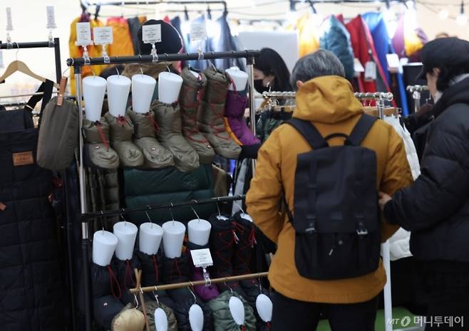 30일 인천연수구 송도컨벤시아에서 열린 '2026 국제아웃도어캠핑&레포츠페스티벌 (고카프)'를 찾은 관람객들이 텐트용 방한화를 살펴보고 있다.