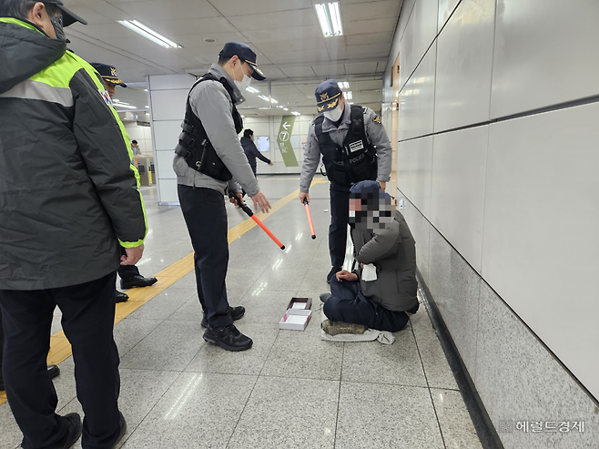 서울경찰청 지하철경찰대 관계자들이 13일 오후 고속터미널역 내에서 구걸하던 한 시민을 계도하고 있다. 이용경 기자