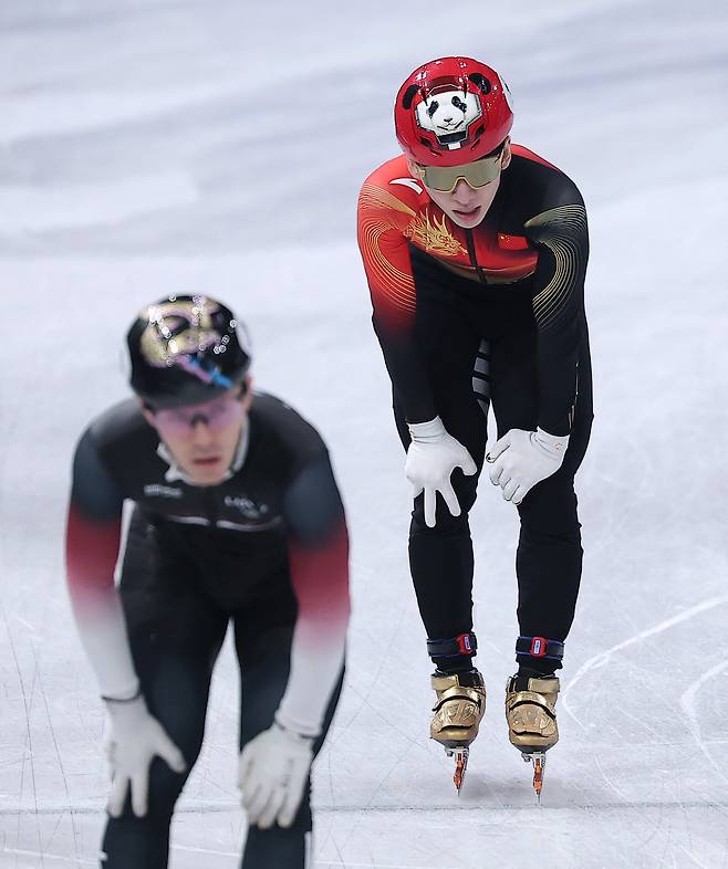 중국 쇼트트랙 선수 린샤오쥔(한국명 임효준)이 12일 이탈리아 밀라노 아이스 스케이팅 아레나에서 열린 2026 밀라노·코르티나담페초 동계올림픽 쇼트트랙 남자 1000m 준준결승에서 탈락한 후 아쉬워하고 있다. 밀라노=뉴스1