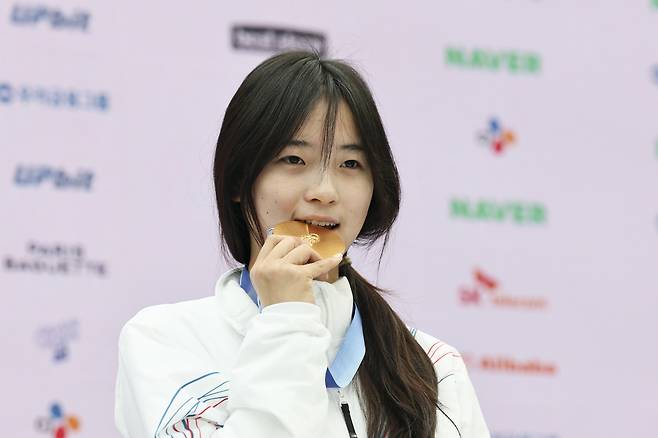 스노보드 여자 하프파이프 금메달리스트 최가온이 14일 이탈리아 밀라노 코리아하우스에서 열린 기자회견을 마치고 기념 촬영을 하고 있다. 밀라노=뉴시스