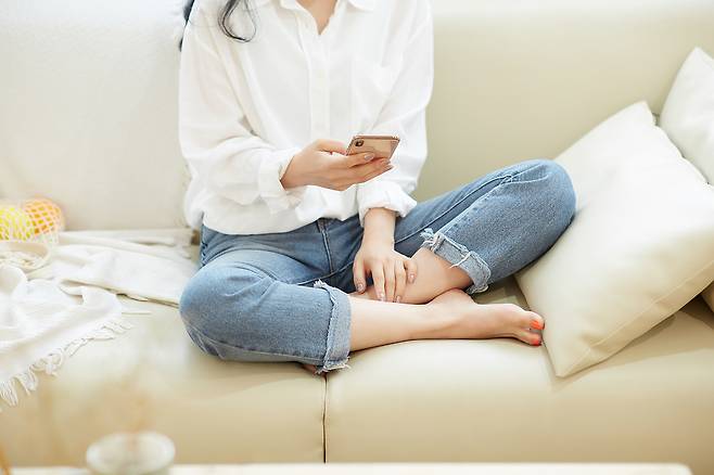 많은 청바지 제조업체들은 잦은 세탁이 원단 손상과 색 바램을 유발할 수 있다고 안내하고 있다. 물세탁 대신 부분 세탁이나 통풍을 통한 관리 방법을 추천하기도 한다. 클립아트코리아 제공