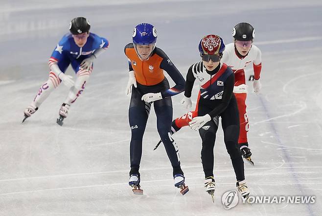 김길리, 가볍게 예선 통과 (밀라노=연합뉴스) 신준희 기자 = 14일(현지시간) 이탈리아 밀라노 아이스스케이팅 아레나에서 열린 2026 밀라노-코르티나담페초 동계올림픽 쇼트트랙 여자 1000m 예선에서 김길리가 경기를 펼치고 있다. 2026.2.15 hama@yna.co.kr