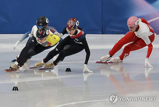 아슬아슬 노도희 (밀라노=연합뉴스) 신준희 기자 = 14일(현지시간) 이탈리아 밀라노 아이스스케이팅 아레나에서 열린 2026 밀라노-코르티나담페초 동계올림픽 쇼트트랙 여자 1000m 예선에서 노도희가 경기를 펼치고 있다. 2026.2.15 hama@yna.co.kr