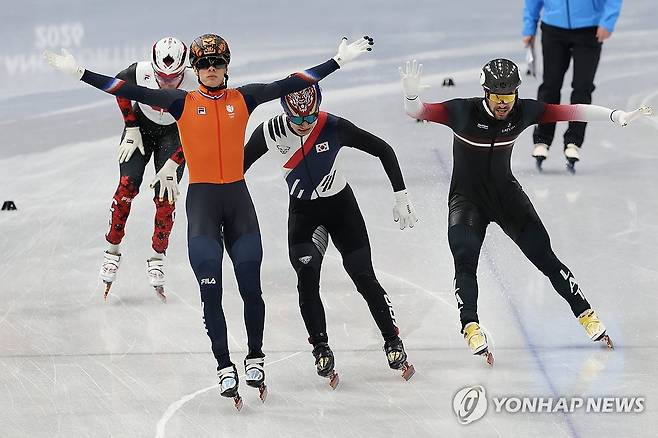 2위로 결승선 통과하는 황대헌 (밀라노=연합뉴스) 신준희 기자 = 14일(현지시간) 이탈리아 밀라노 아이스스케이팅 아레나에서 열린 2026 밀라노-코르티나담페초 동계올림픽 쇼트트랙 남자 1500m 결승에서 황대헌이 2위로 결승선을 통과하고 있다. 2026.2.15 hama@yna.co.kr