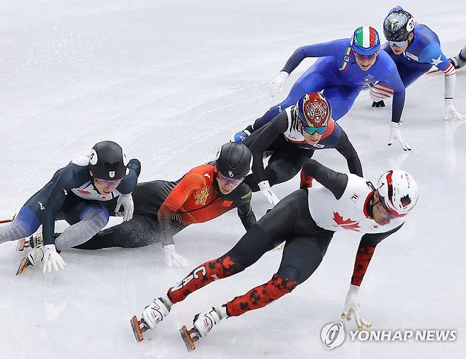 치열한 준결승전 (밀라노=연합뉴스) 류영석 기자 = 14일(현지시간) 이탈리아 밀라노 아이스스케이팅 아레나에서 열린 2026 밀라노-코르티나담페초 동계올림픽 쇼트트랙 남자 1500m 준결승에 출전한 황대헌이 질주하고 있다. 2026.2.15 ondol@yna.co.kr