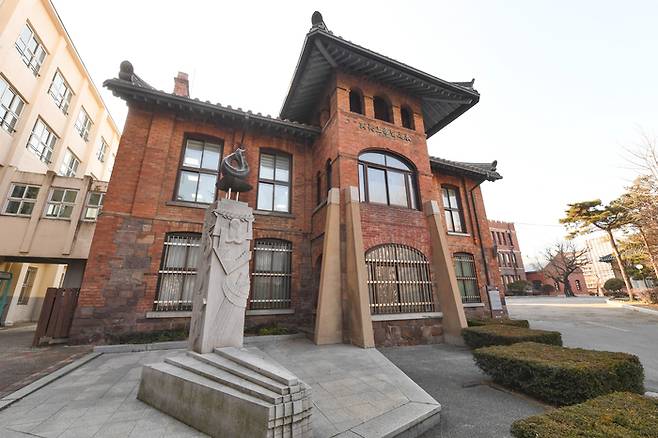 계성학교 아담스관과 3·1운동 기념탑. 계성학교의 설립자인 아담스의 이름을 따, 1908년 지어졌다. 근대식 건축물로서 역사적 의미와 시대성을 반영하는 귀중한 건물로 대구시 유형문화재로 지정돼 있다. 박관영기자 zone5@yeongnam.com