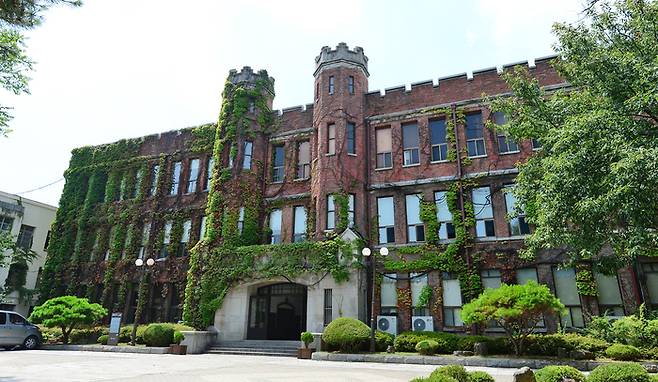 계성학교 아담스관과 맥퍼슨관 사이에 학교 본관으로 사용되던 핸더슨관. 5대 교장이자 직접 설계와 공사 감독을 한 핸더슨의 이름을 따 1931년 건립됐다. <영남일보 DB>