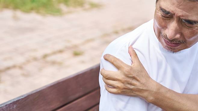 오십견은 극심한 통증과 운동 제한을 동반해 중년의 삶의 질을 위협하는 질환이다|출처: 게티이미지뱅크