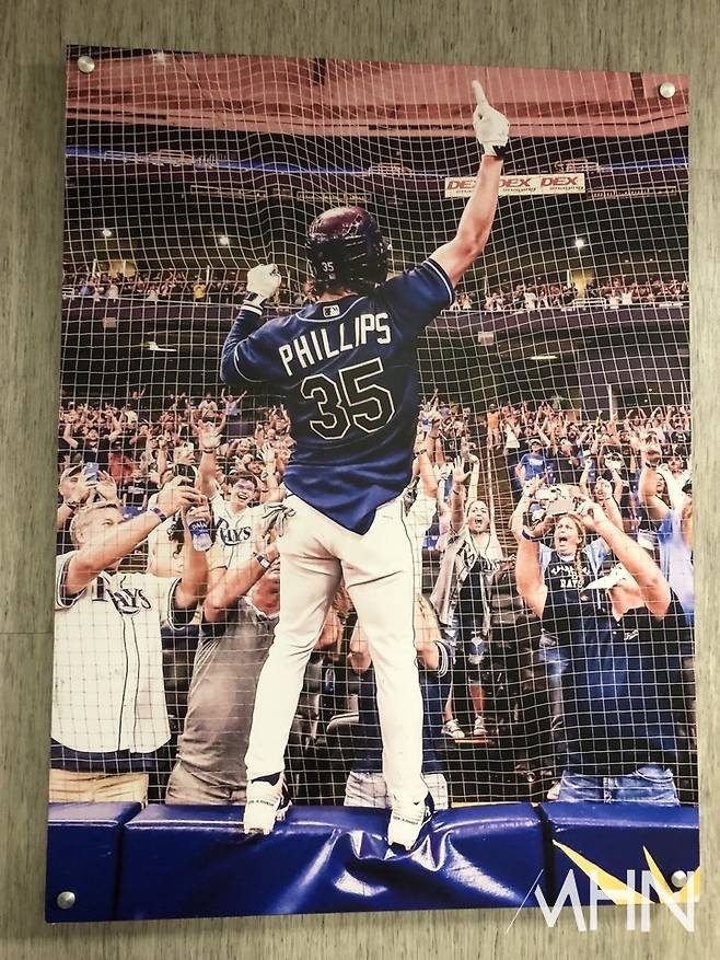 (탬파베이 선수 시절의 브렛 필립스가 경기 후 팬들과 소통하고 있다)