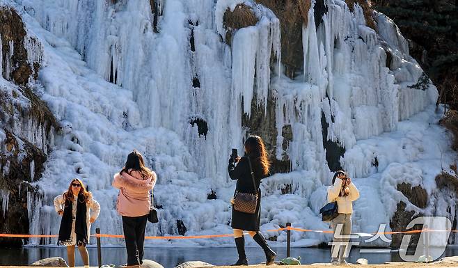 아침기온이 영하10도 밑으로 떨어진 6일 서울 서대문구 홍제천 인공폭포가 얼어붙어 있다. 2026.2.6 ⓒ 뉴스1 이호윤 기자