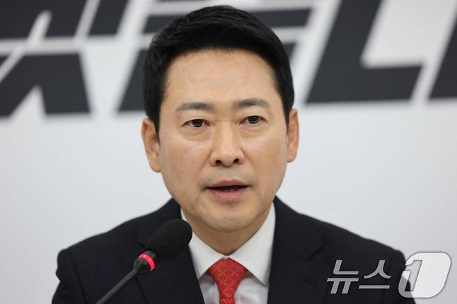 장동혁 국민의힘 대표가 12일 서울 여의도 국회에서 이재명 대통령과 청와대 오찬에 불참하기로 결정한 뒤 입장을 밝히고 있다. 2026.2.12 ⓒ 뉴스1 이승배 기자